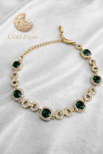 Cargar imagen en el visor de la galería, Pulsera de Lujo Cuki Zvian con Cristales Verdes y Baño en Oro de 14K