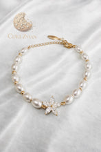 Cargar imagen en el visor de la galería, Pulsera de Perlas Cuki Zvian con Estrella de Cristal y Baño en Oro de 14K